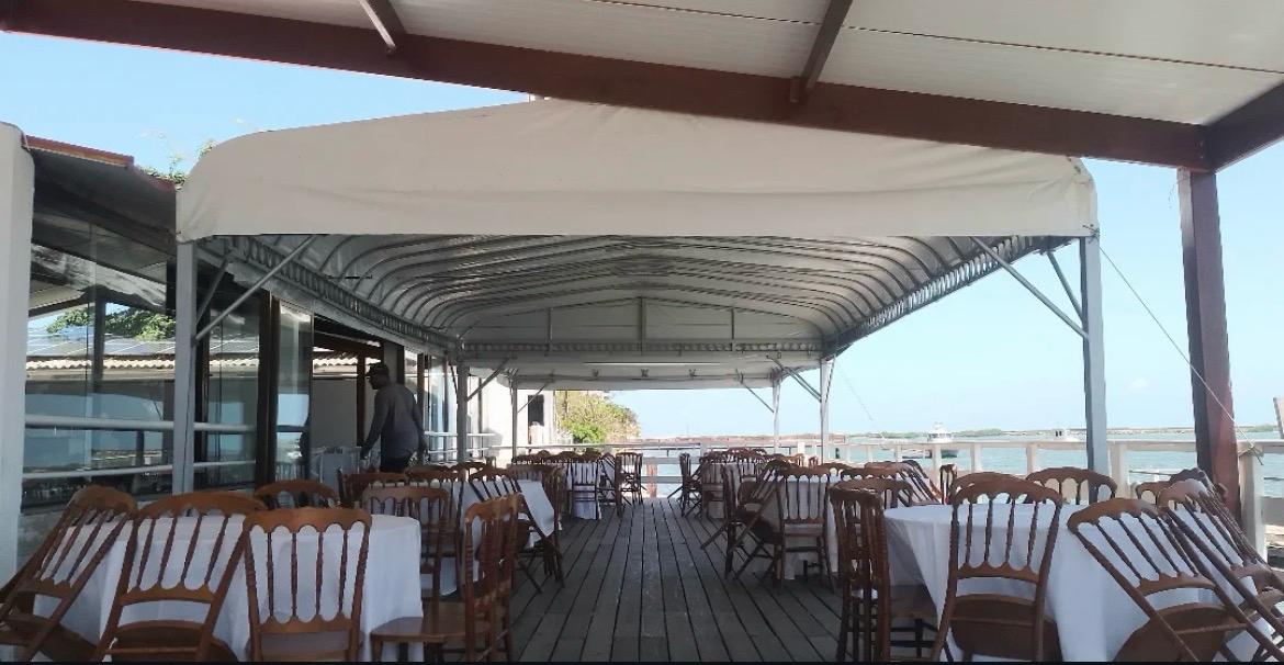 Toldo cobrindo deck de restaurante à beira-mar