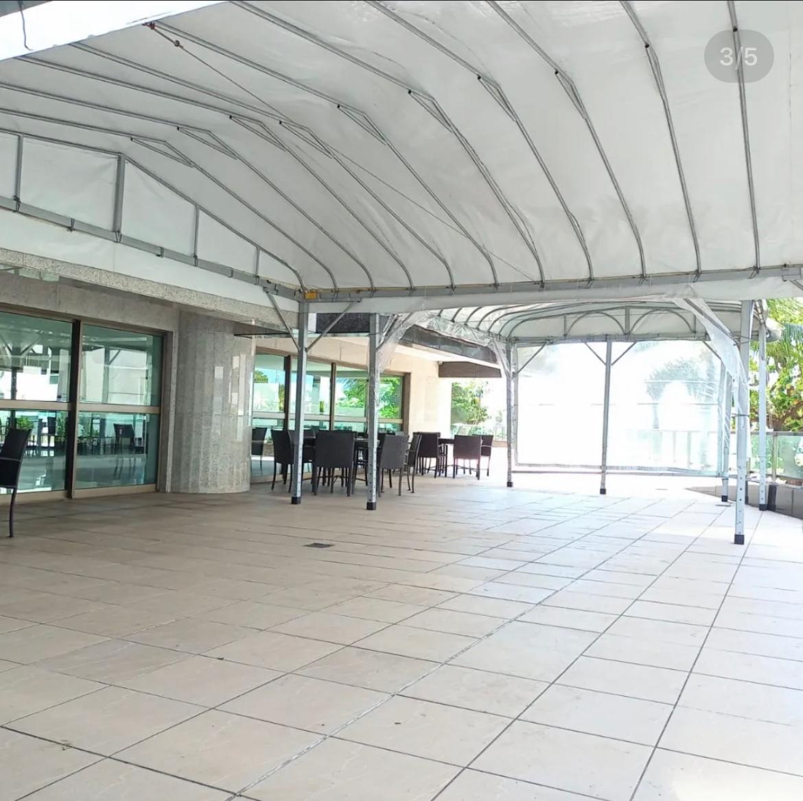 Cobertura ampla em varanda de espaço de eventos